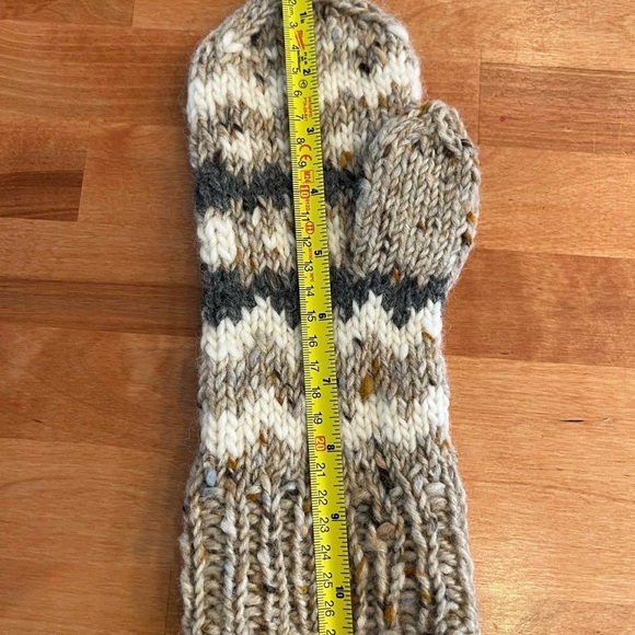 Bernie Sanders Mittens - Picture 5 of 5